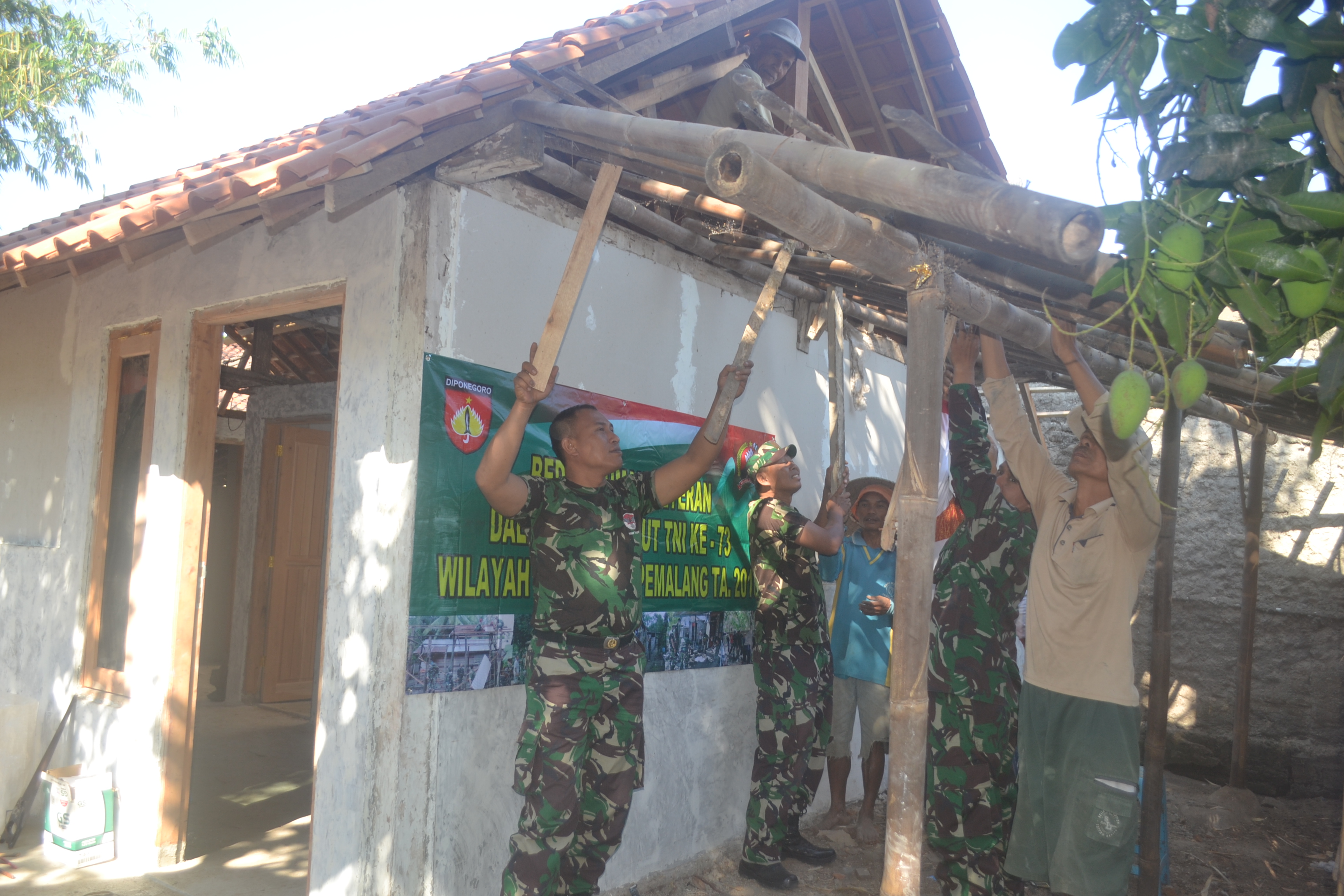 KODIM 0711/PEMALANG BEDAH RUMAH DALAM RANGKA MEMPERINGATI  HUT KE- 73 TNI TAHUN 2018