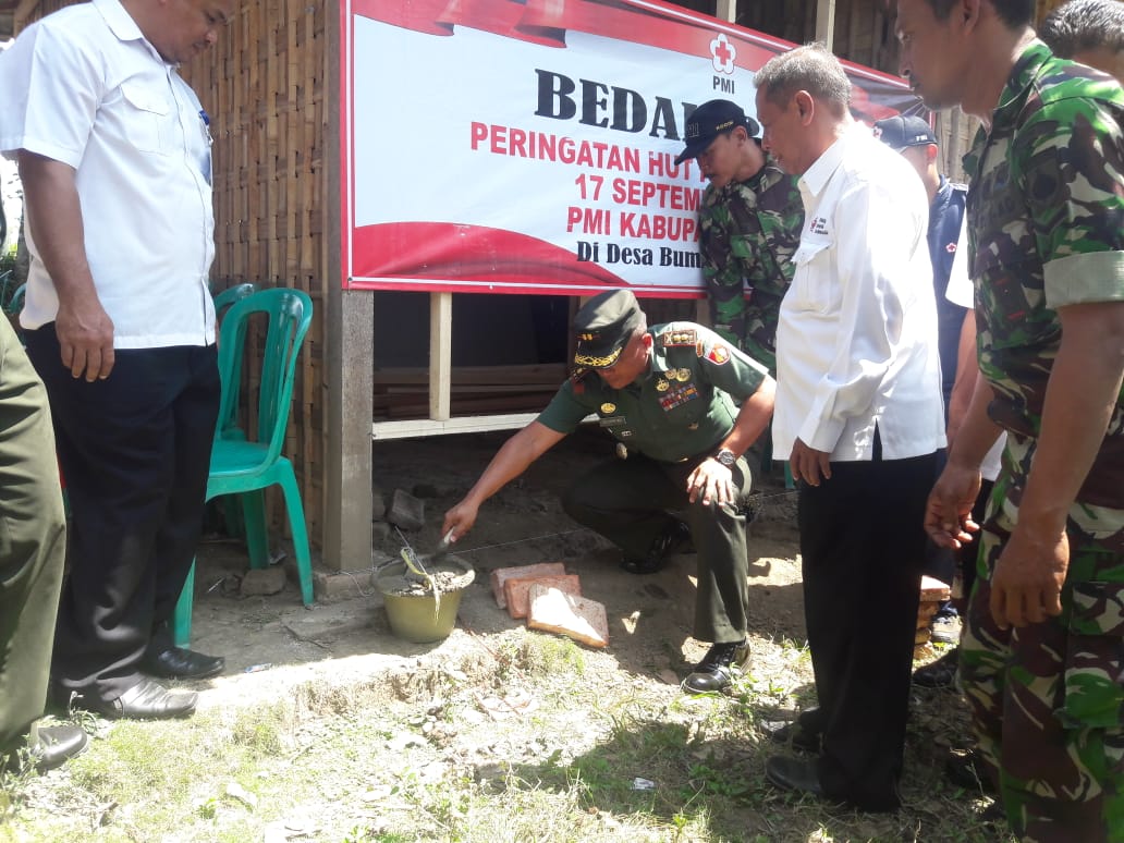 DANDIM 0711/PEMALANG MELETAKAN BATU PERTAMA BEDAH RUMAH DALAM RANGKA HUT PMI KE 73 TAHUN 2018