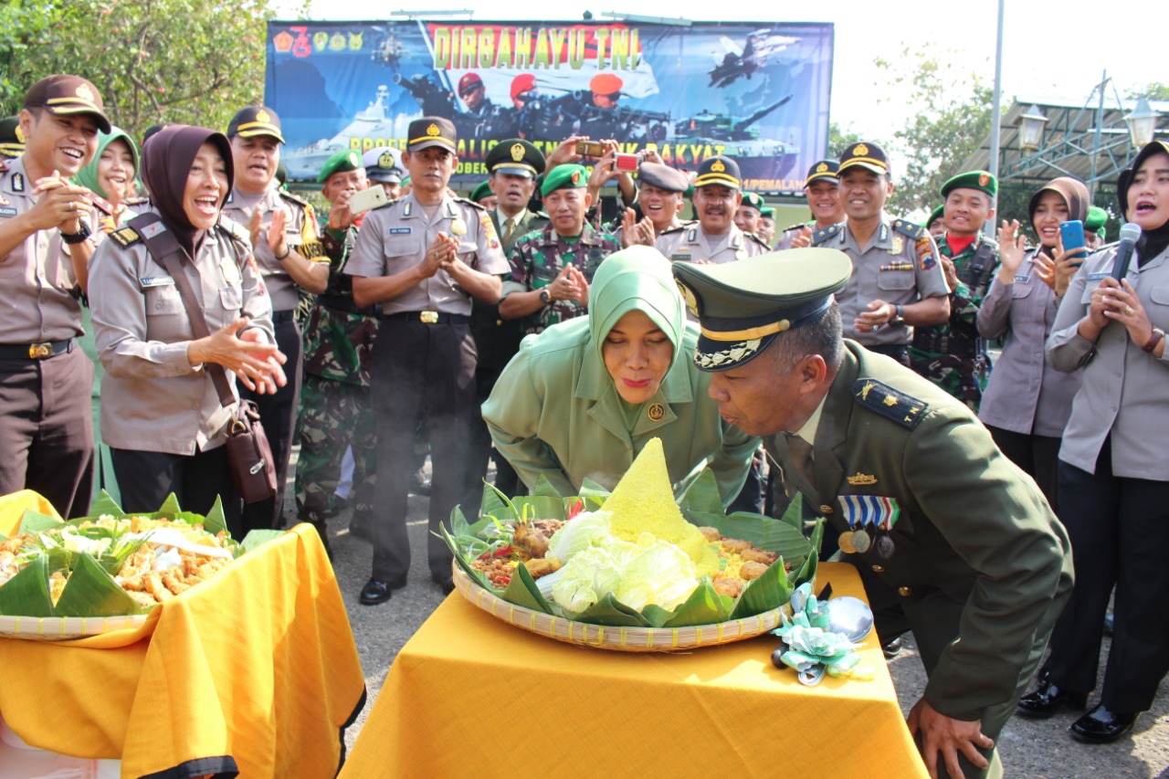 Kodim 0711/Pemalang Kejutkan Tumpeng Dari Waka Polres