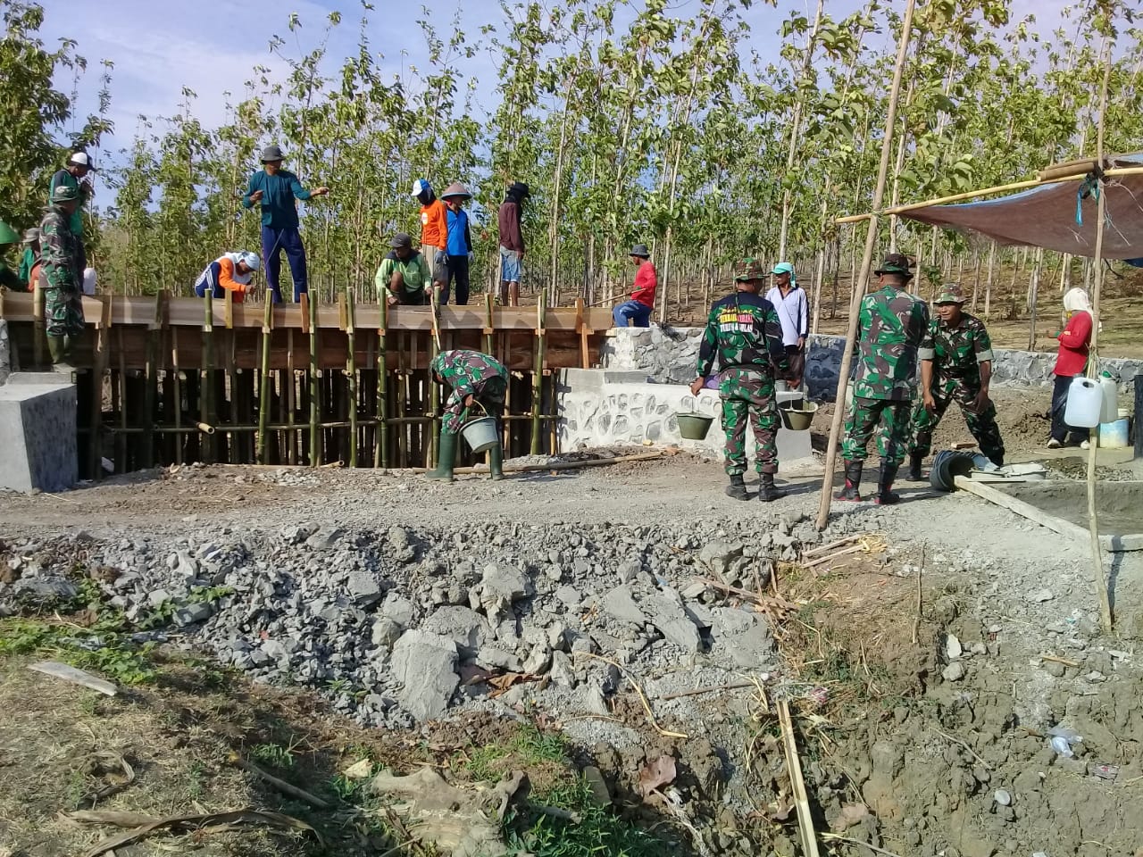 TMMD SENGKUYUNG KODIM 0711/PEMALANG KERJAKAN DUA JEMBATAN PENGHUBUNG ANTAR DESA