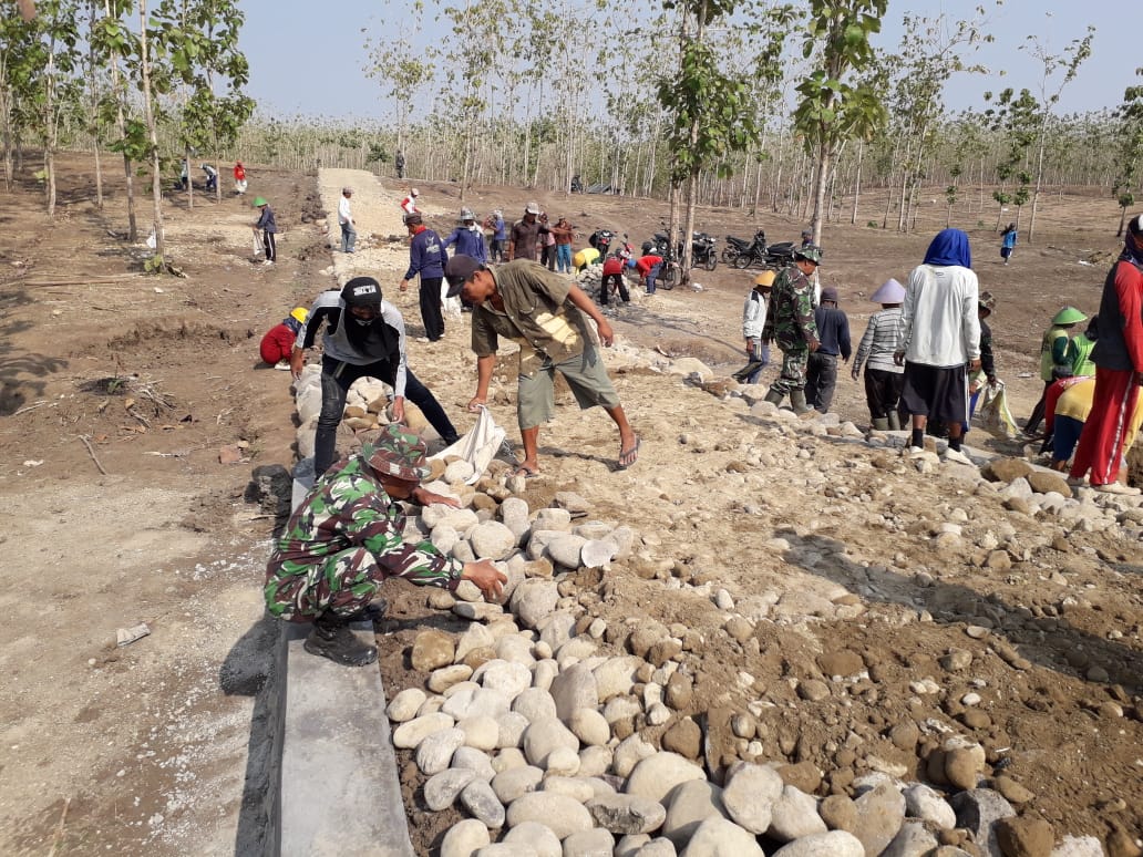 TMMD SENGKUYUNG KODIM 0711/PEMALANG KERJAKAN PENGERASAN JALAN TEMBUS