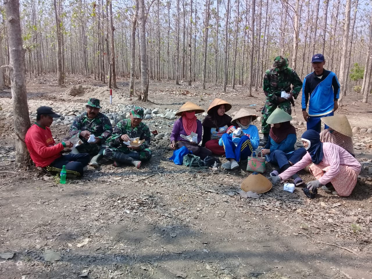 MAKAN BARENG ANGGOTA TNI DENGAN WARGA DISELA-SELA PENGERJAAN PROYEK TMMD