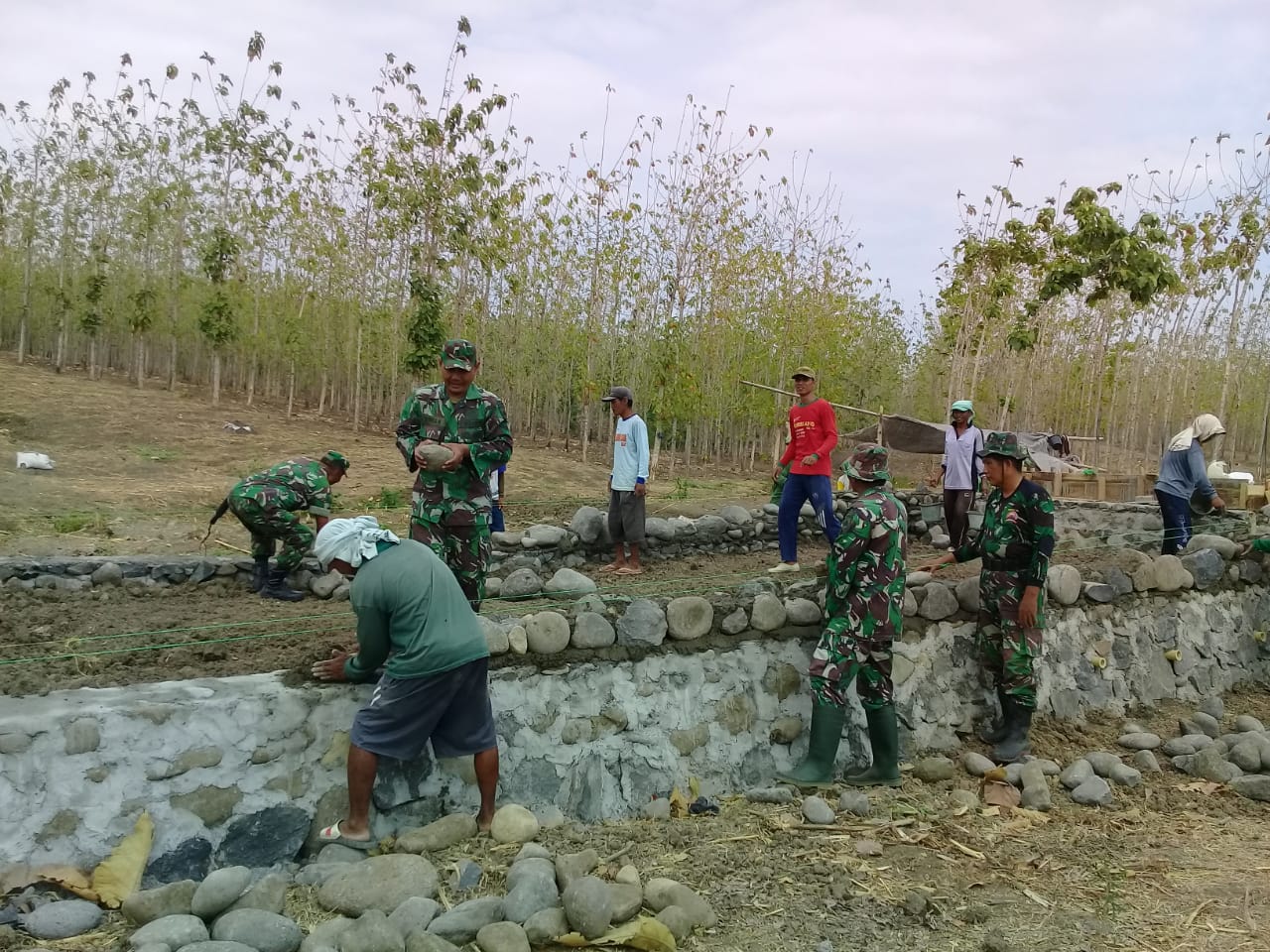 ANGGOTA TNI BERSAMA MASYARAKAT PERCEPAT PEMBUATAN  TALUD