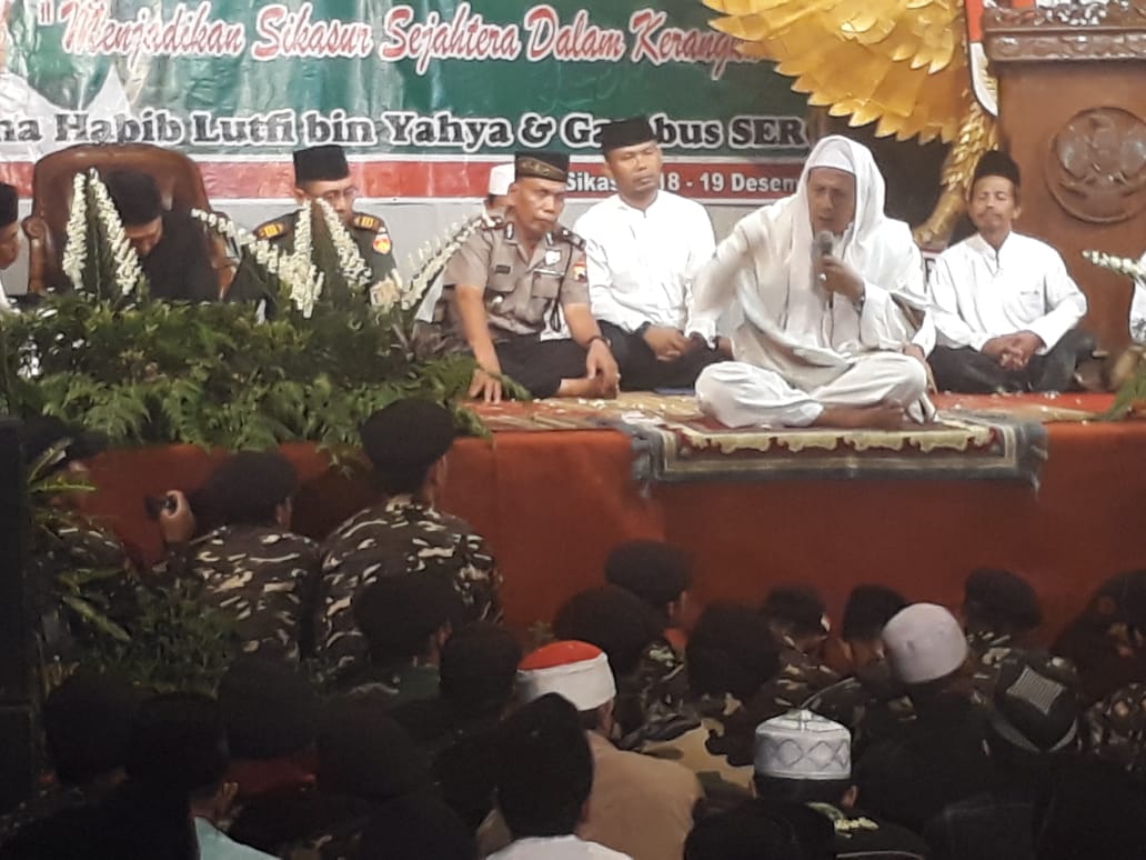 DANRAMIL 11/BELIK MENGHADIRI PENGAJIAN AKBAR DALAM RANGKA MEMPERINGATI MAULID NABI MUHAMMAD SAW DI DESA SIKASUR