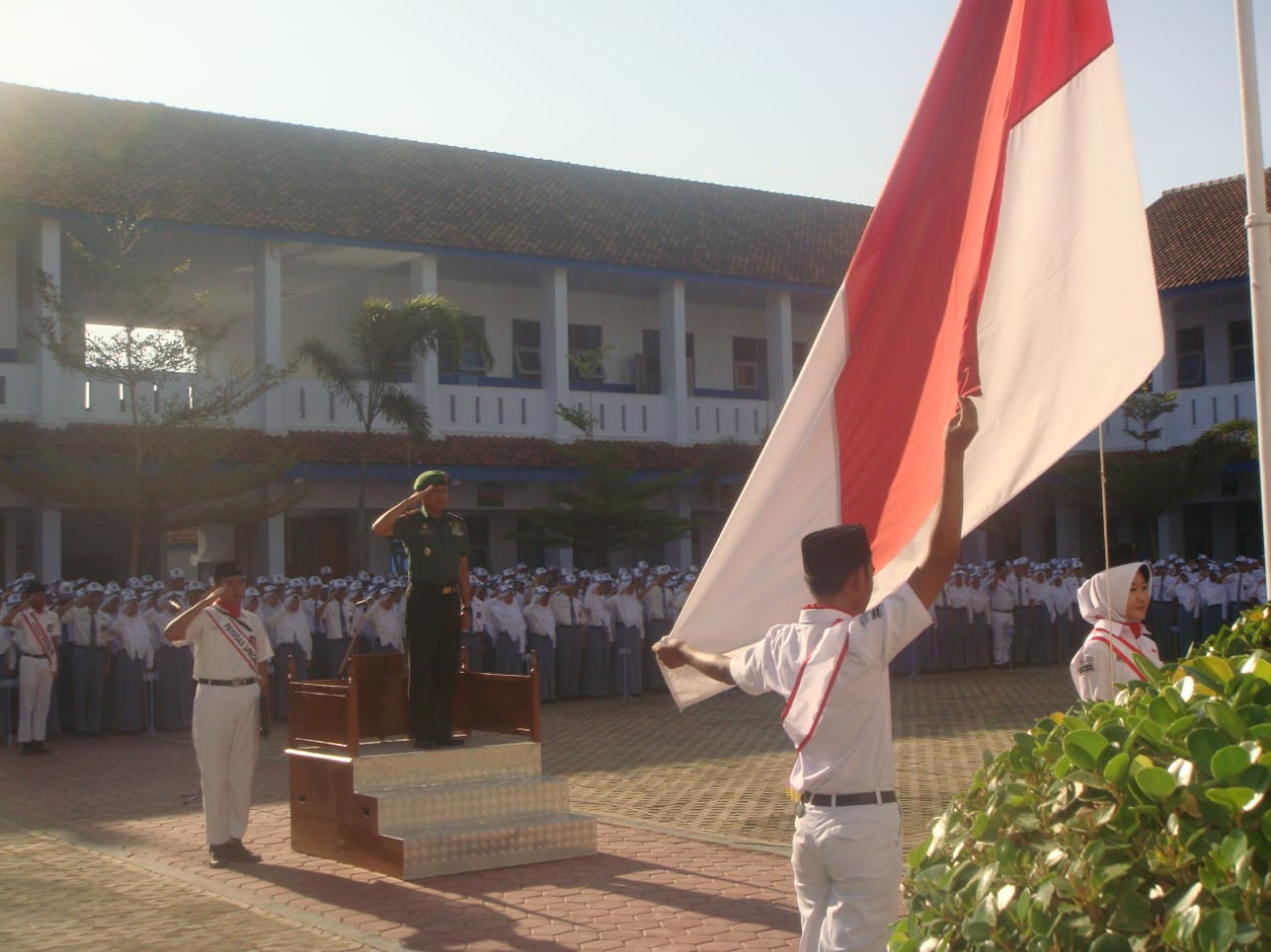 DANRAMIL 01/PEMALANG IRUP UPACARA BENDERA DI SMAN 1 PEMALANG