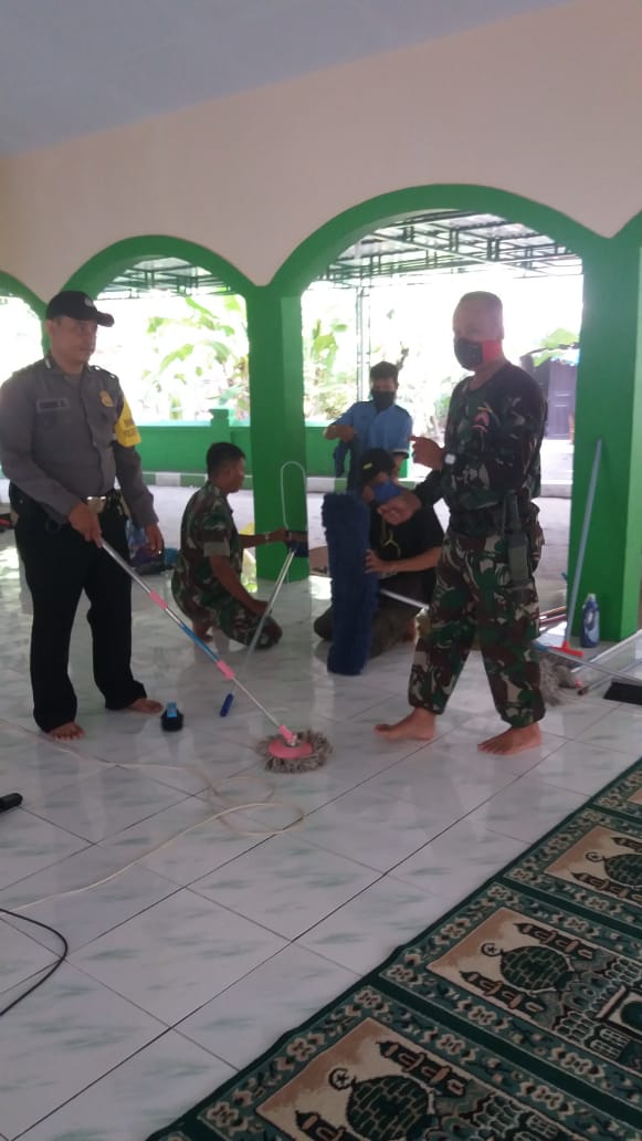 Tim Resik-Resik Bersihkan Masjid Al Ikhsan