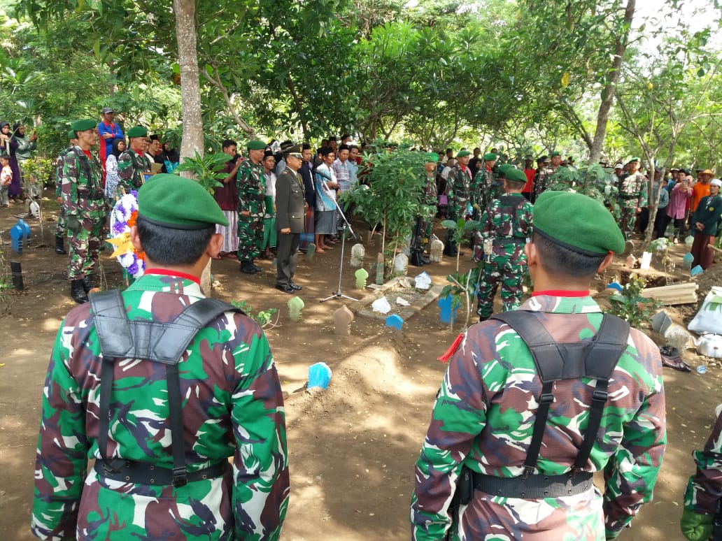 KODIM 0711/PEMALANG MENGGELAR PROSESI PEMAKAMAN ALM LETDA PURN.  SUTARYO DENGAN UPACARA MILITER