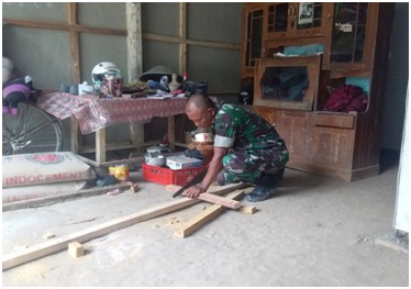 BABINSA BANTU BEDAH RUMAH WARGA BINAANNYA