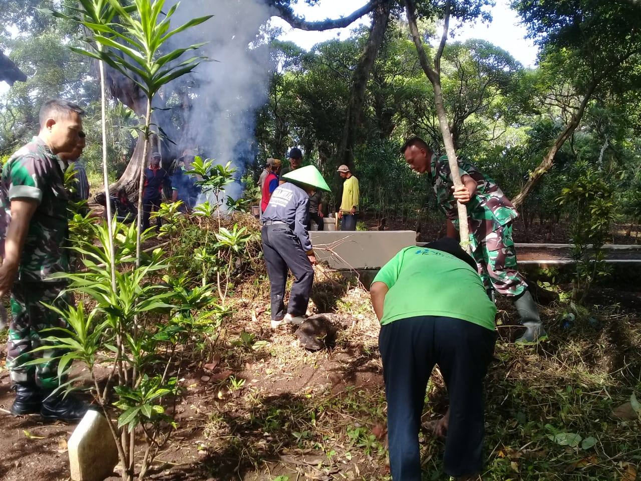 Anggota Koramil 08/Randudongkal Bersih Bersih Makam Bersama Masyarakat