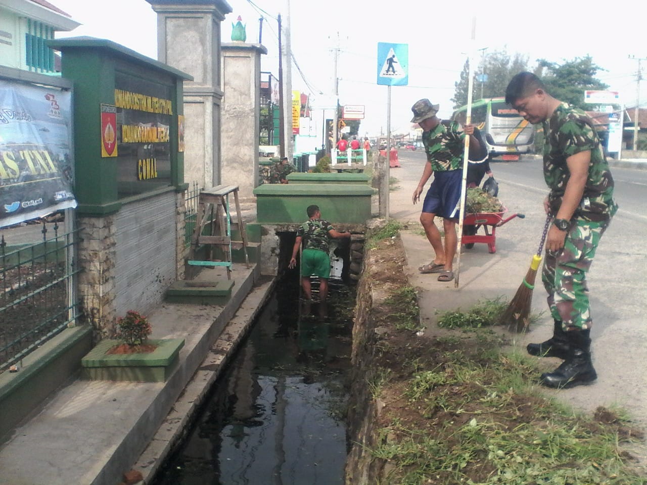 ANGGOTA KORAMIL 04/COMAL BERSIH-BERSIH PANGKALAN