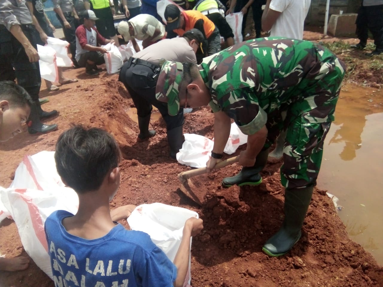 DANRAMIL 05/ULUJAMI TURUN LANGSUNG IKUT ATASI DAERAH TERDAMPAK BANJIR