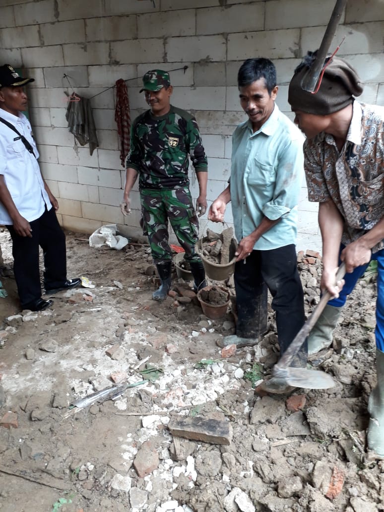 BABINSA BERSAMA WARGA BANTU ATASI DINDING RUMAH YANG AMBRUK