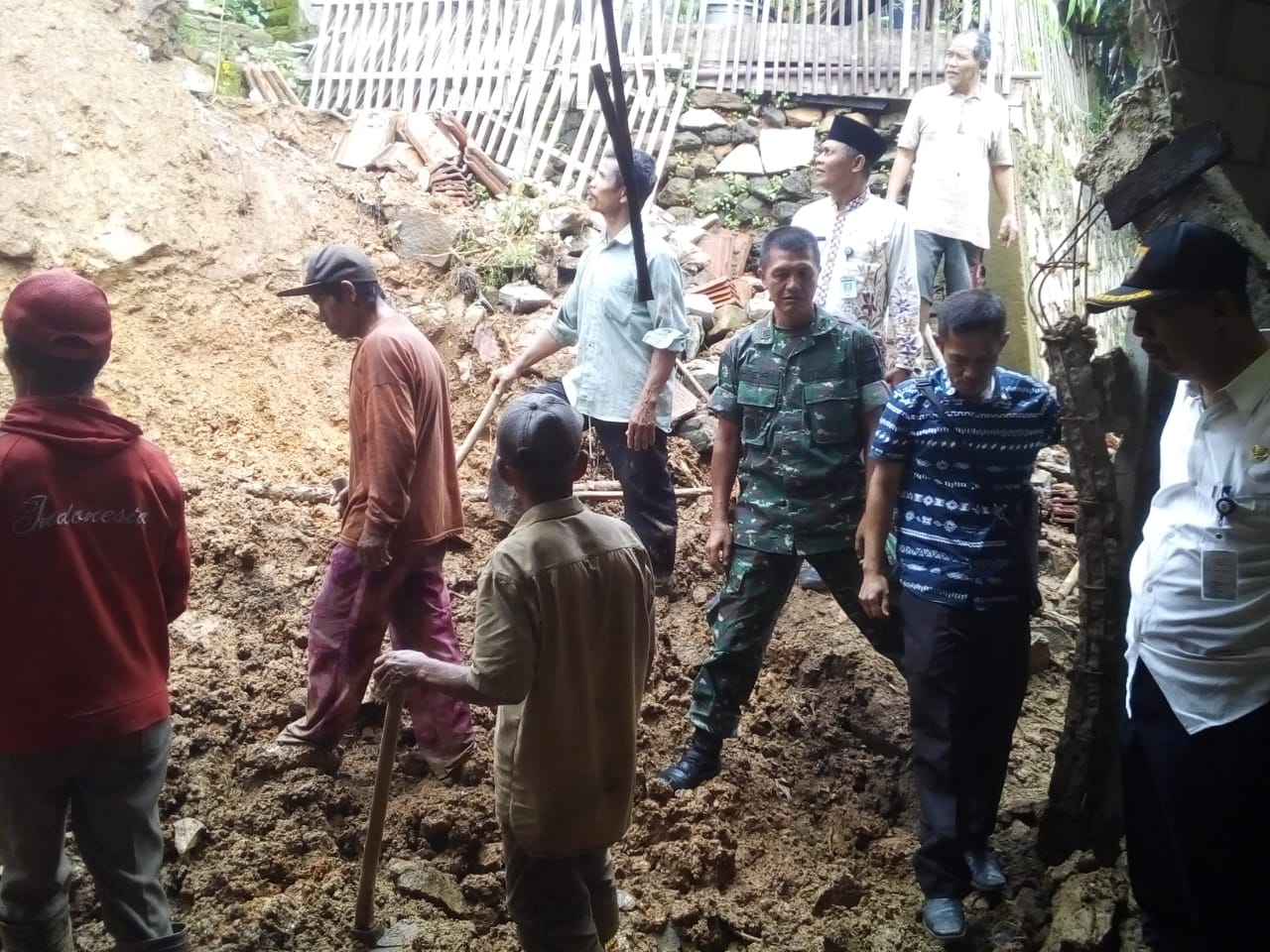 MUSPIKA WATUKUMPUL PANTAU KEGIATAN PEMBERSIHAN DAMPAK AMBRUKNYA RUMAH WARGA