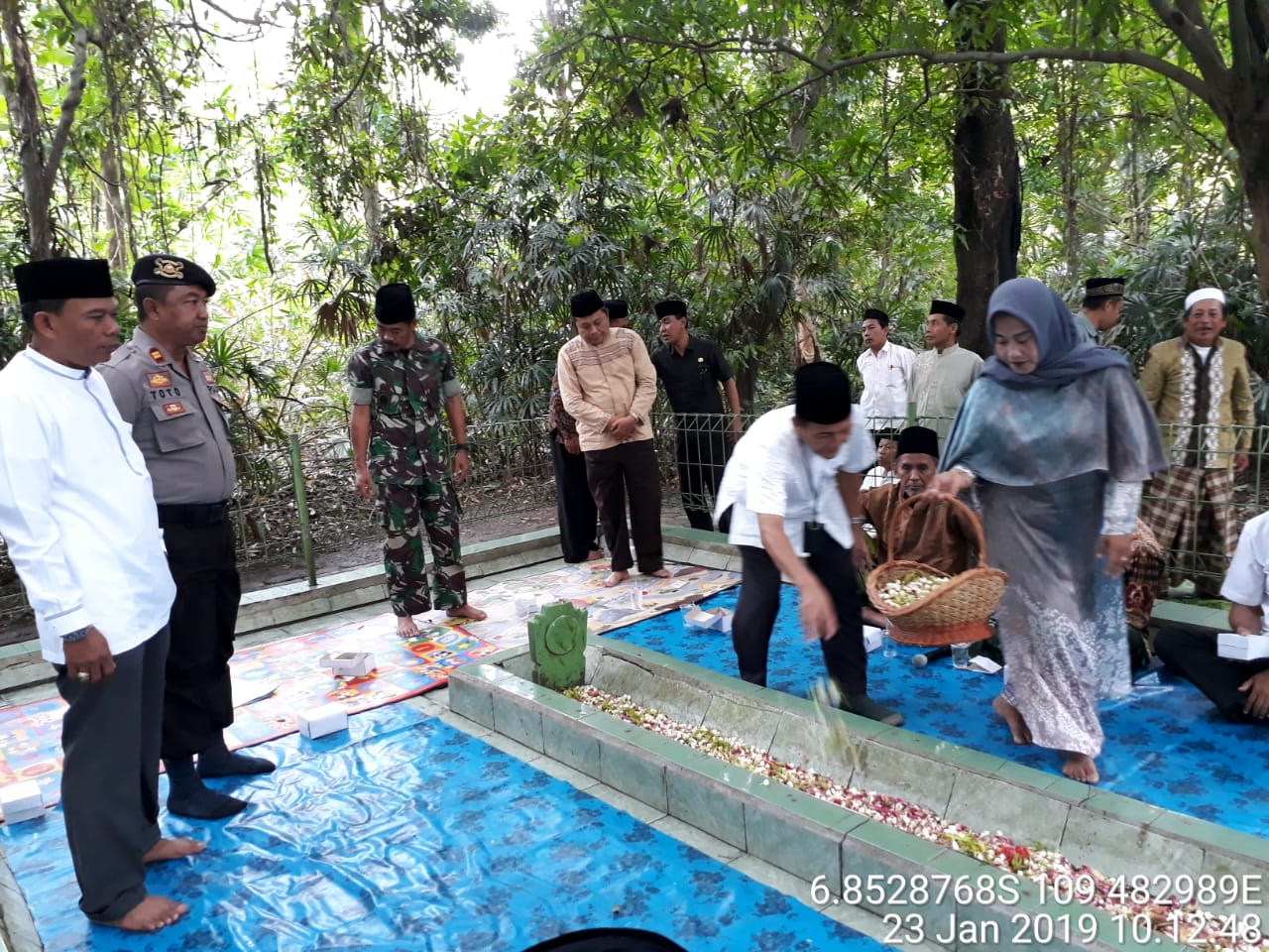 MUSPIKA PETARUKAN ZIARAH KE MAKAM LELUHUR