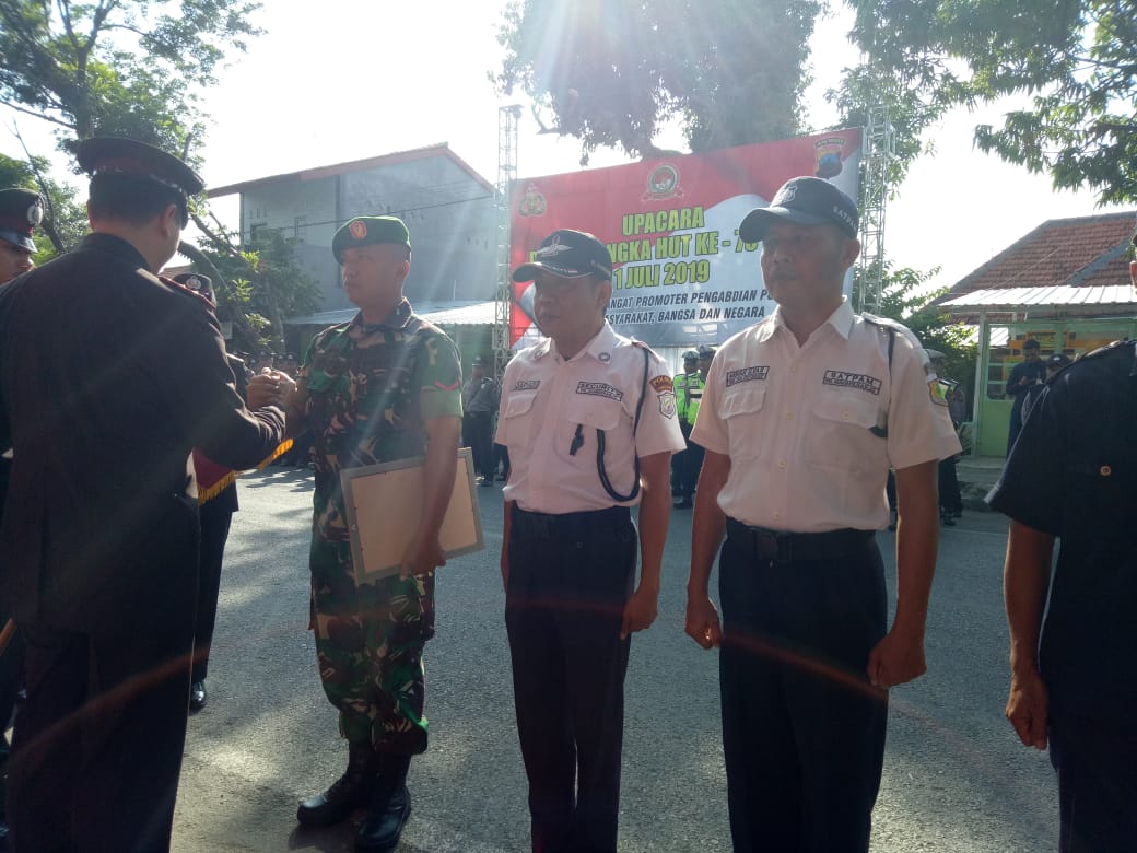 Babinsa Kodim 0711/Pemalang mendapat penghargaan di Hari Bhayangkara ke 73 tahun 2019