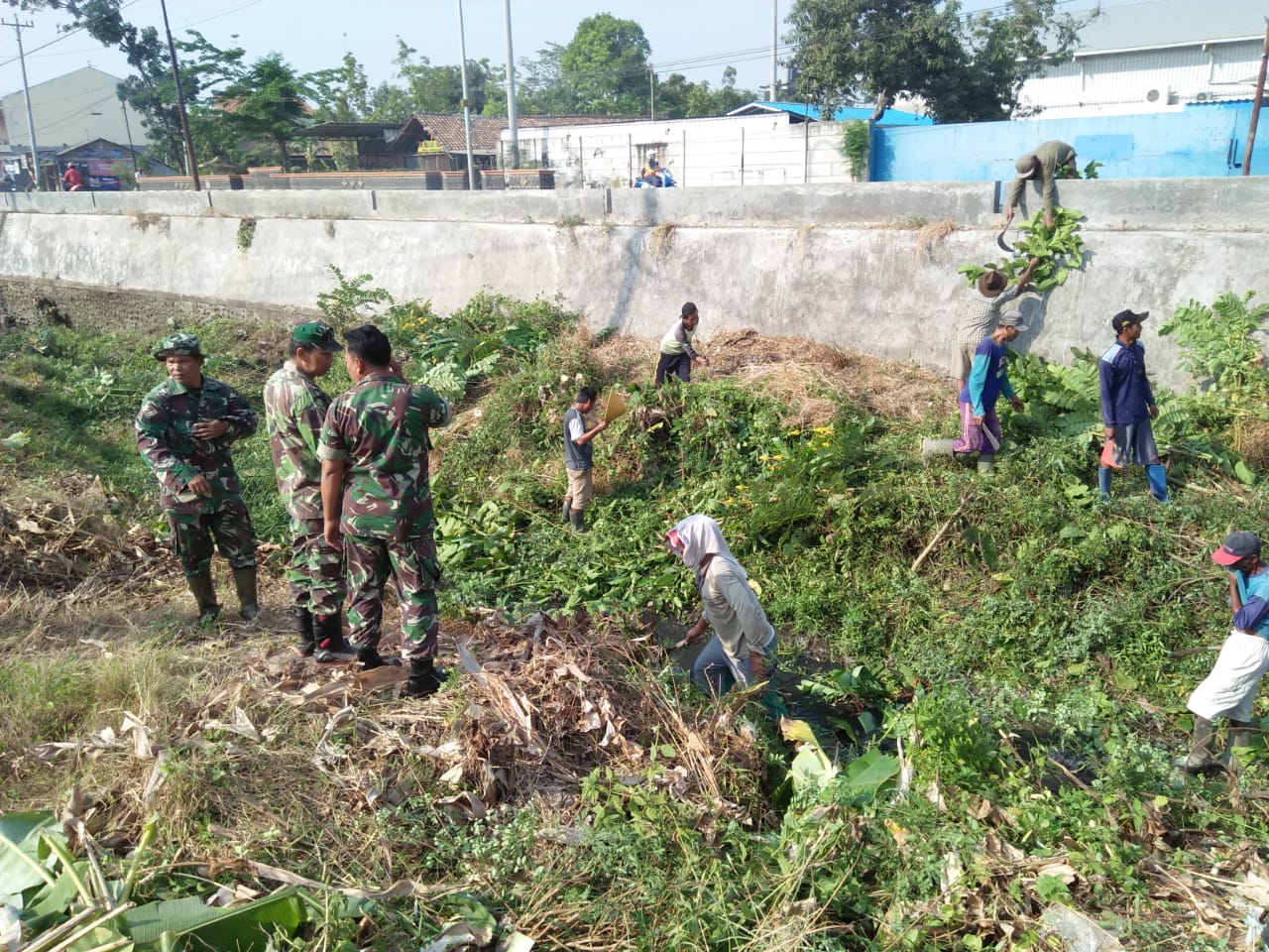 Koramil 01/Pemalang Bersama Masyarakat Bersihan Bantaran Kali