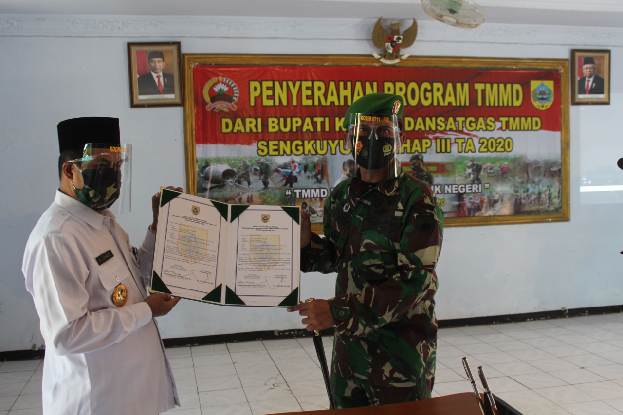 Penyerahan Program TMMD Sengkuyung Tahap III TA 2020 dari Bupati Pemalang kepada Dandim Selaku Dansatgas