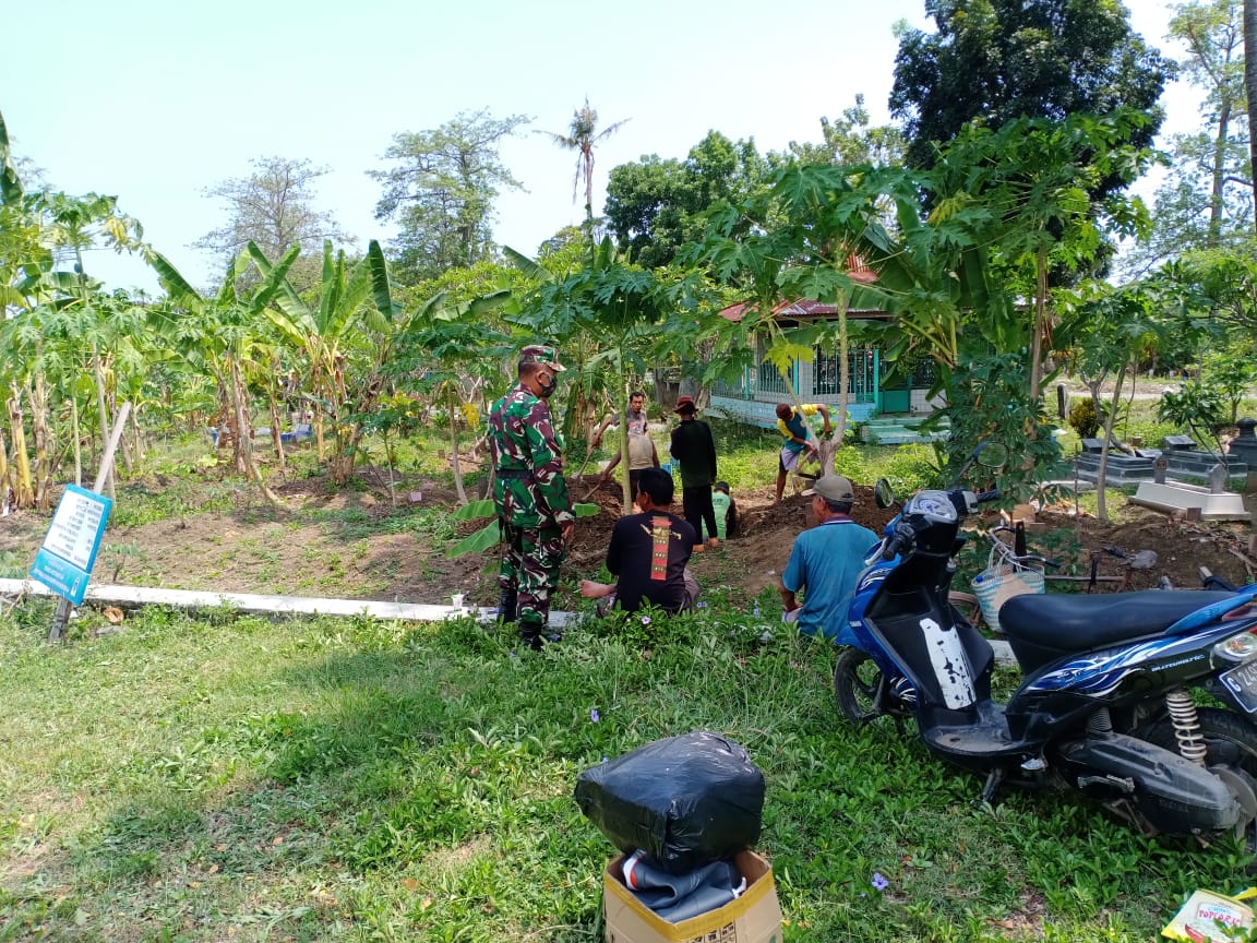 Babinsa Koramil Comal Laksanakan Pendampingan Pemakaman Pasien Probable Covid-19