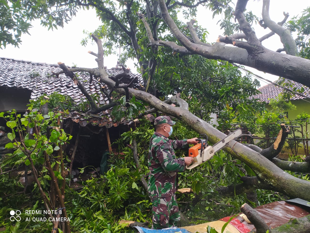 Angin Kencang Terjang Puluhan Rumah Warga Asemdoyong