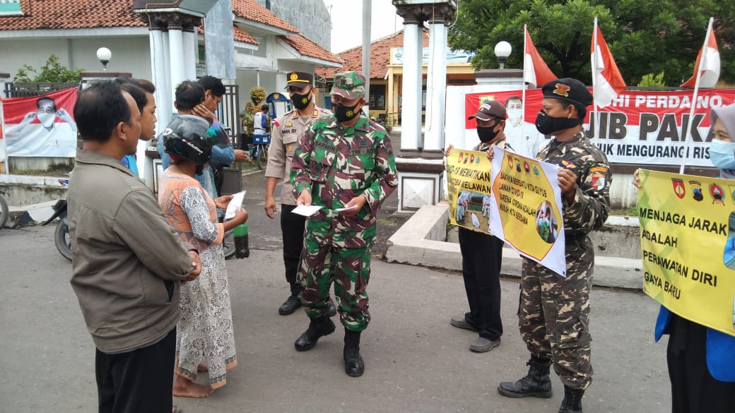 Tegakan Disiplin Prokes di Masa PPKM Danramil Comal  Gelar Operasi Yustisi