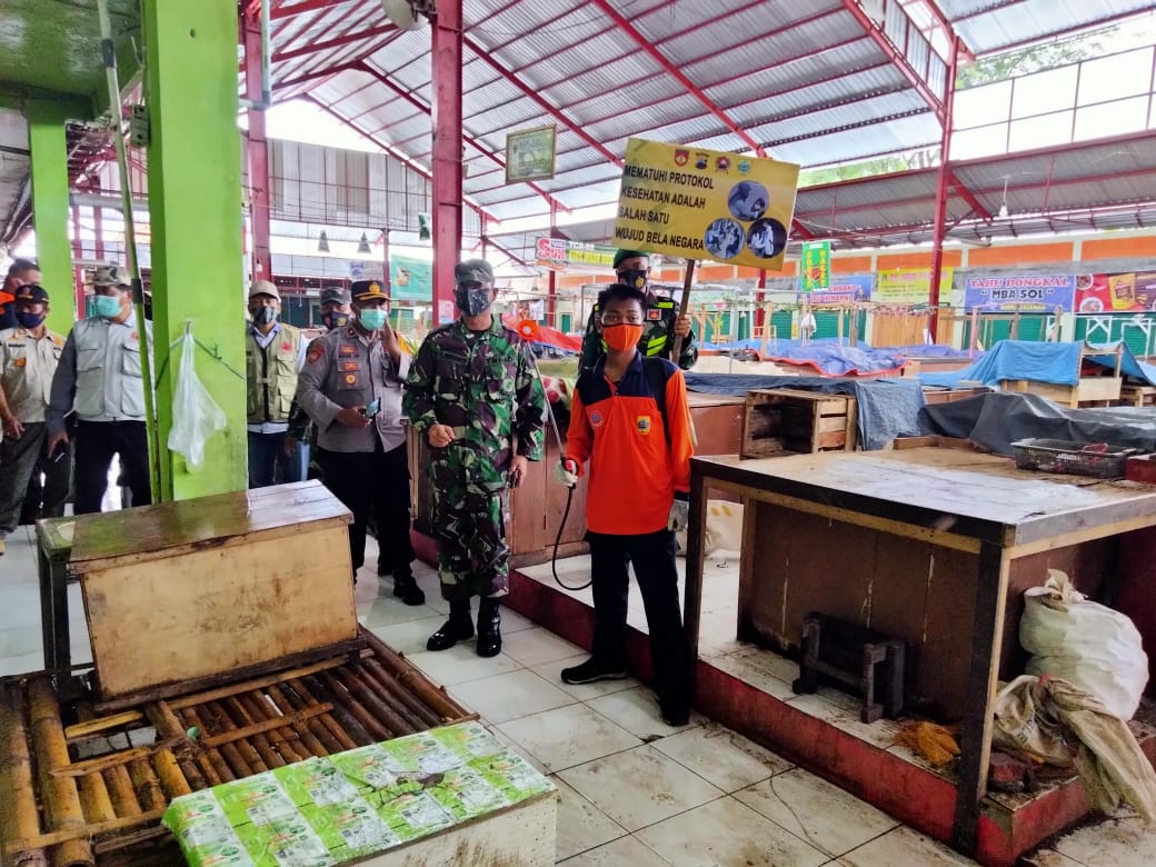 Penyemprotan Disinfektan  di Saat “Gerakan Jateng di Rumah saja”