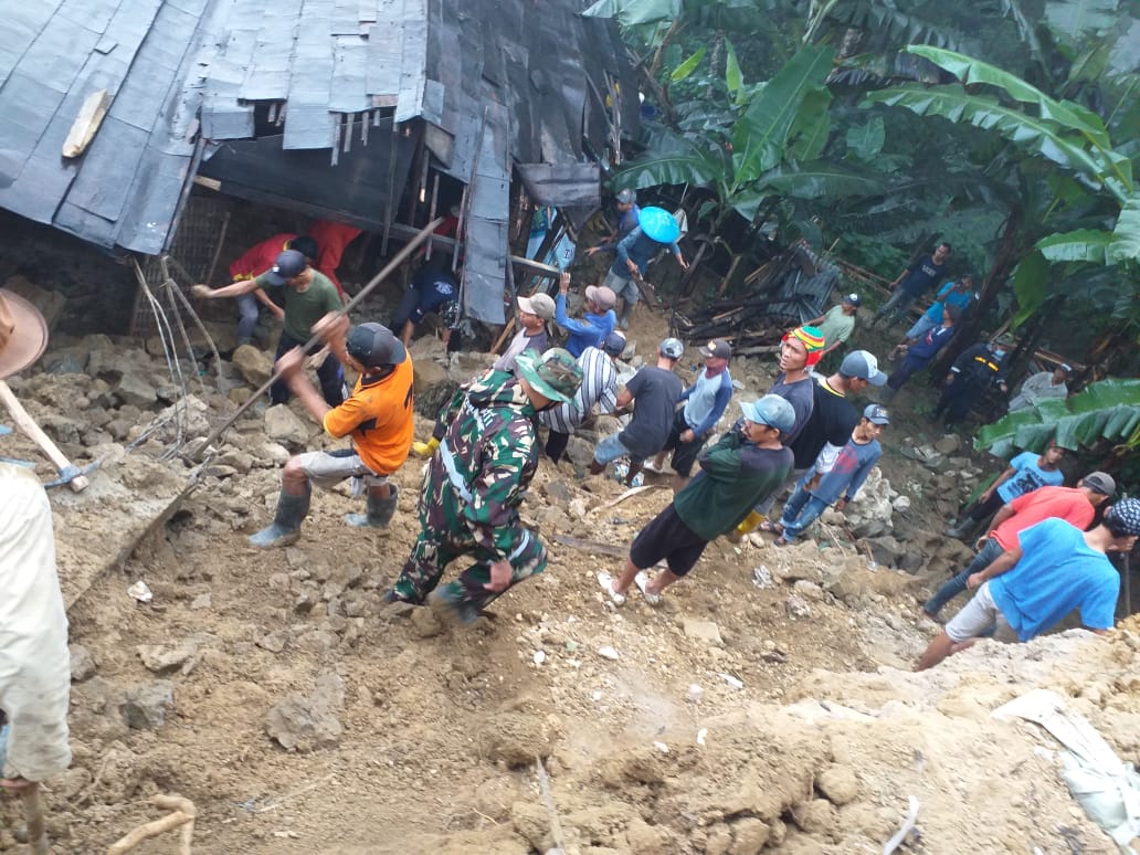 Babinsa Watukumpul Evakuasi Korban Bencal Tanah Longsor