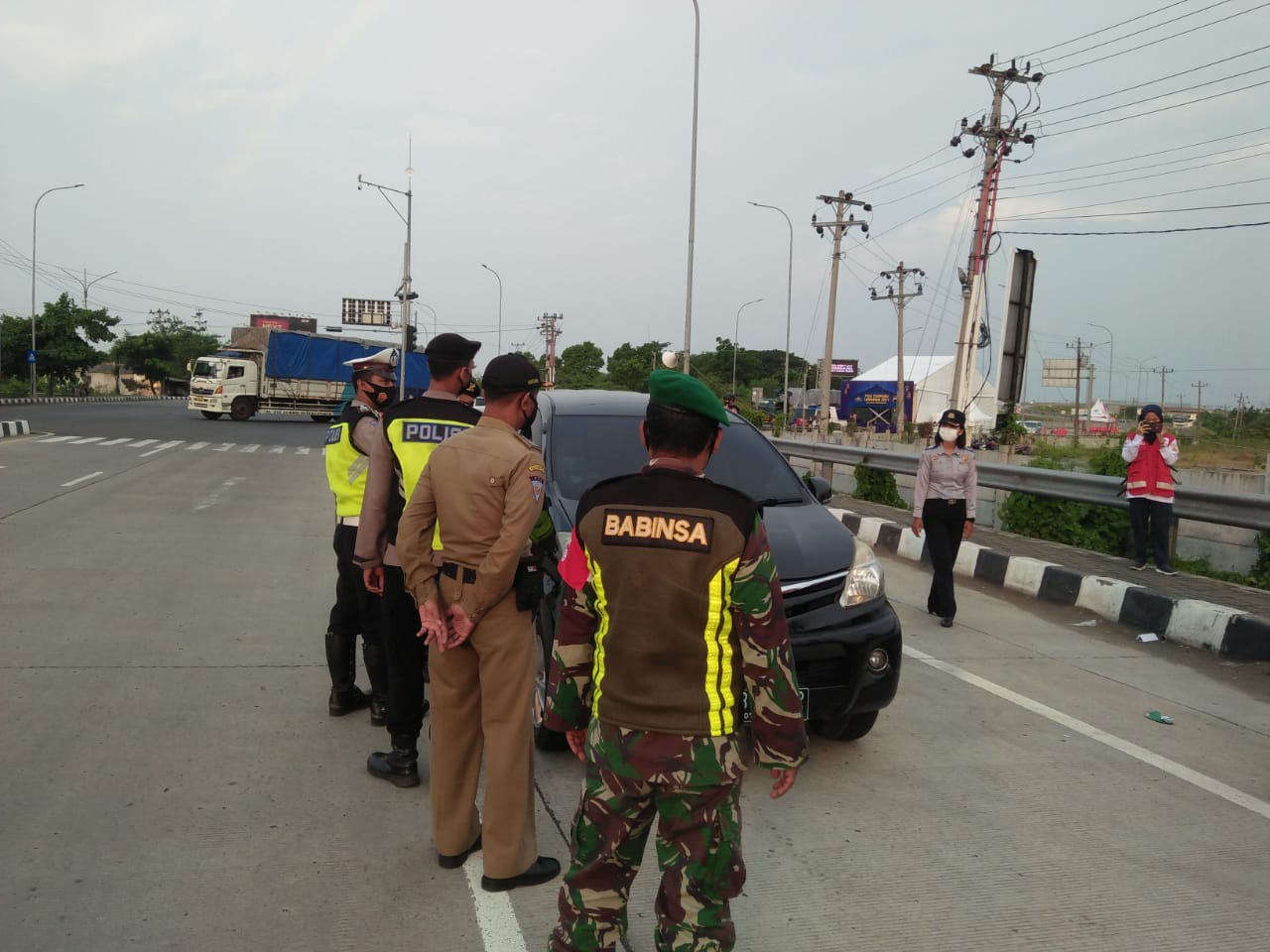 Mnjelang Lebaran Anggota Kodim Pemalang Siaga di Pos Exist Tol Gandulan