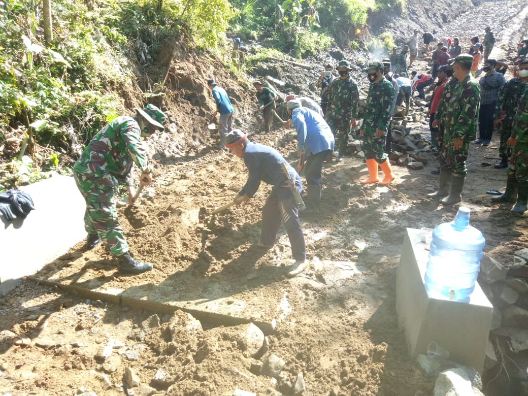 Kunjungi Lokasi TMMD Desa Simpur, Tim WasevKorem 071/Wk Mengaprrsiasi Semangat Para Pekerja