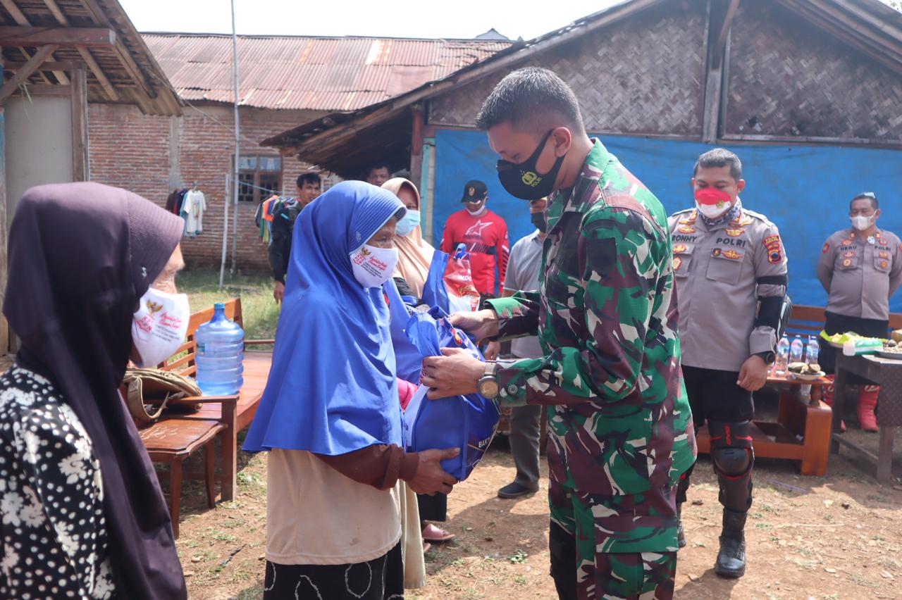 Dandim dan Kapolres Pemalang Bersama Komunitas Trabas Bagikan Paket Sembako