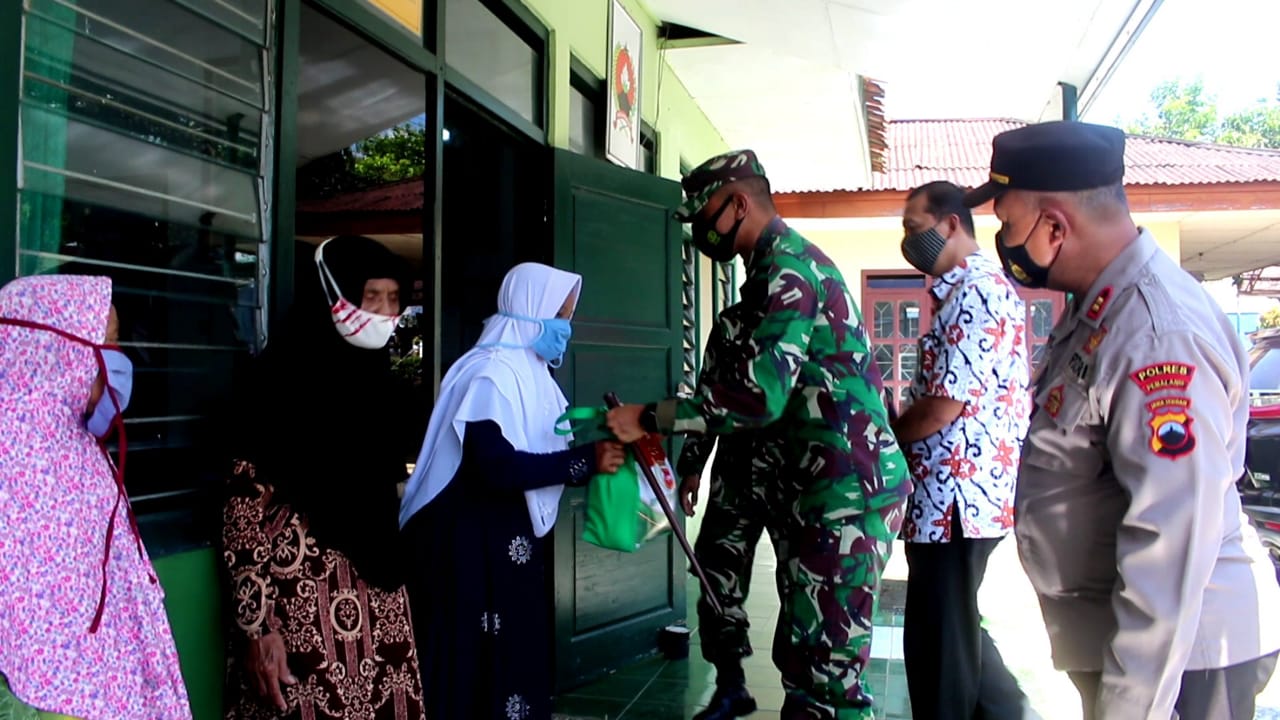 Peduli Masyarakat Terdampak Covid-19, Dandim Pemalang Bagikan Paket Sembako di Watukumpul