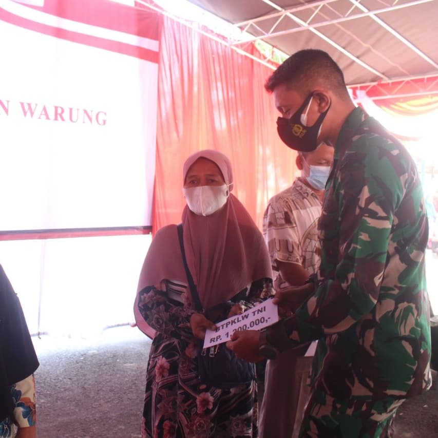 Kodim Pemalang Salurkan Bantuan Tunai Kepada Pedagang Kaki Lima Dan Warung