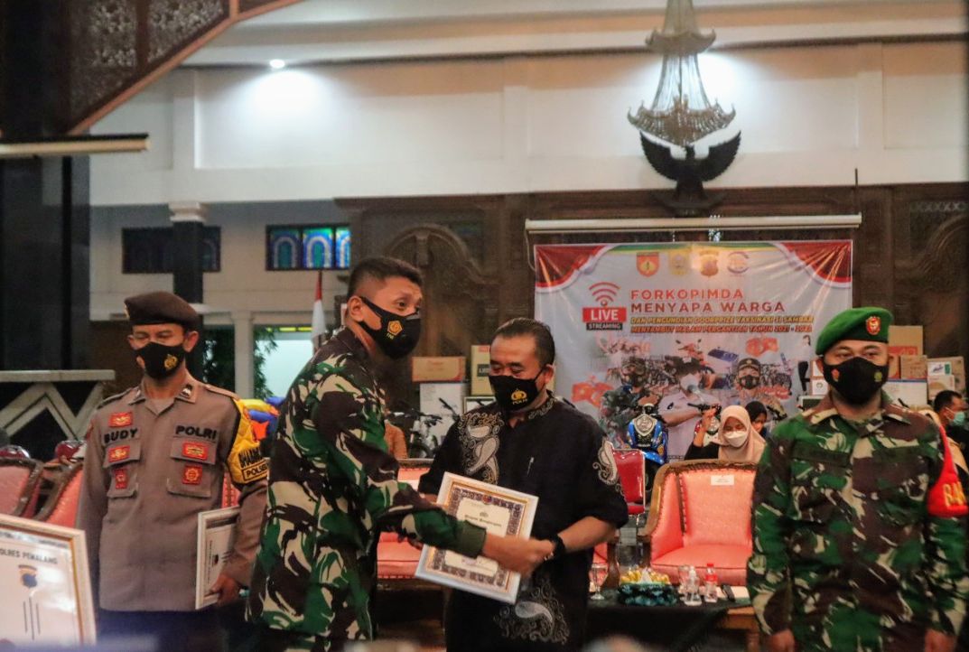 Sambut Pergantian Tahun 2021-2022 Dandim Pemalang bersama Unsur Forkopimda Sapa Warga dan Bagi