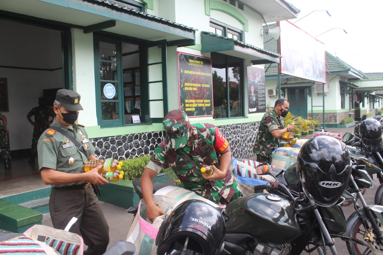 Kodim 0703 Cilacap Salurkan Bantuan Minyak Goreng Gratis Kepada Masyaraka