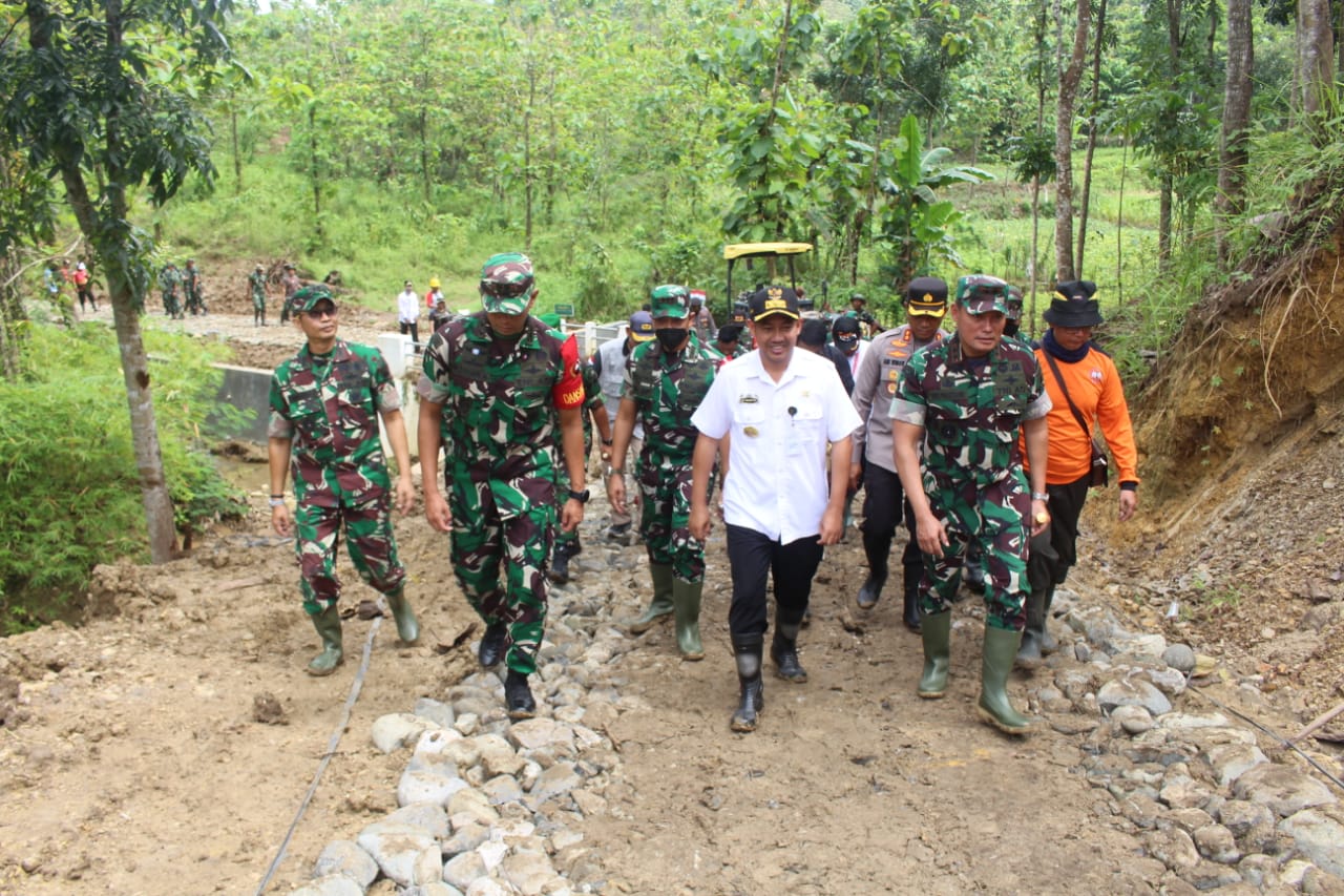 Pangdam IV/Diponegoro Tinjau Pelaksanaan TMMD Reguler ke 113 Tahun 2022 Kodim 0711/Pemalang