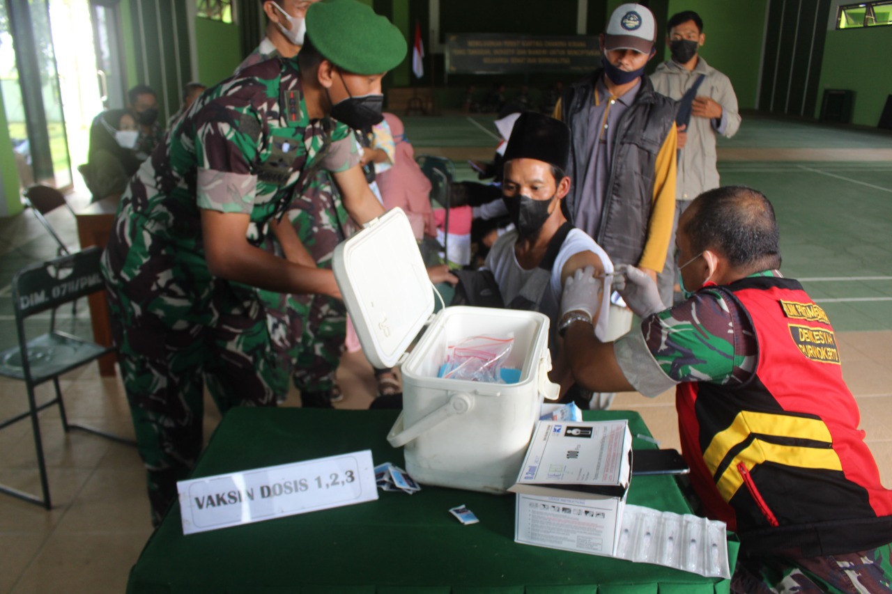 Dandim Pemalang Pantau Pelaksanaan Serbuan Vaksinasi Anak Usia 6- 11 Tahun di SDN 02 Kedungbanjar