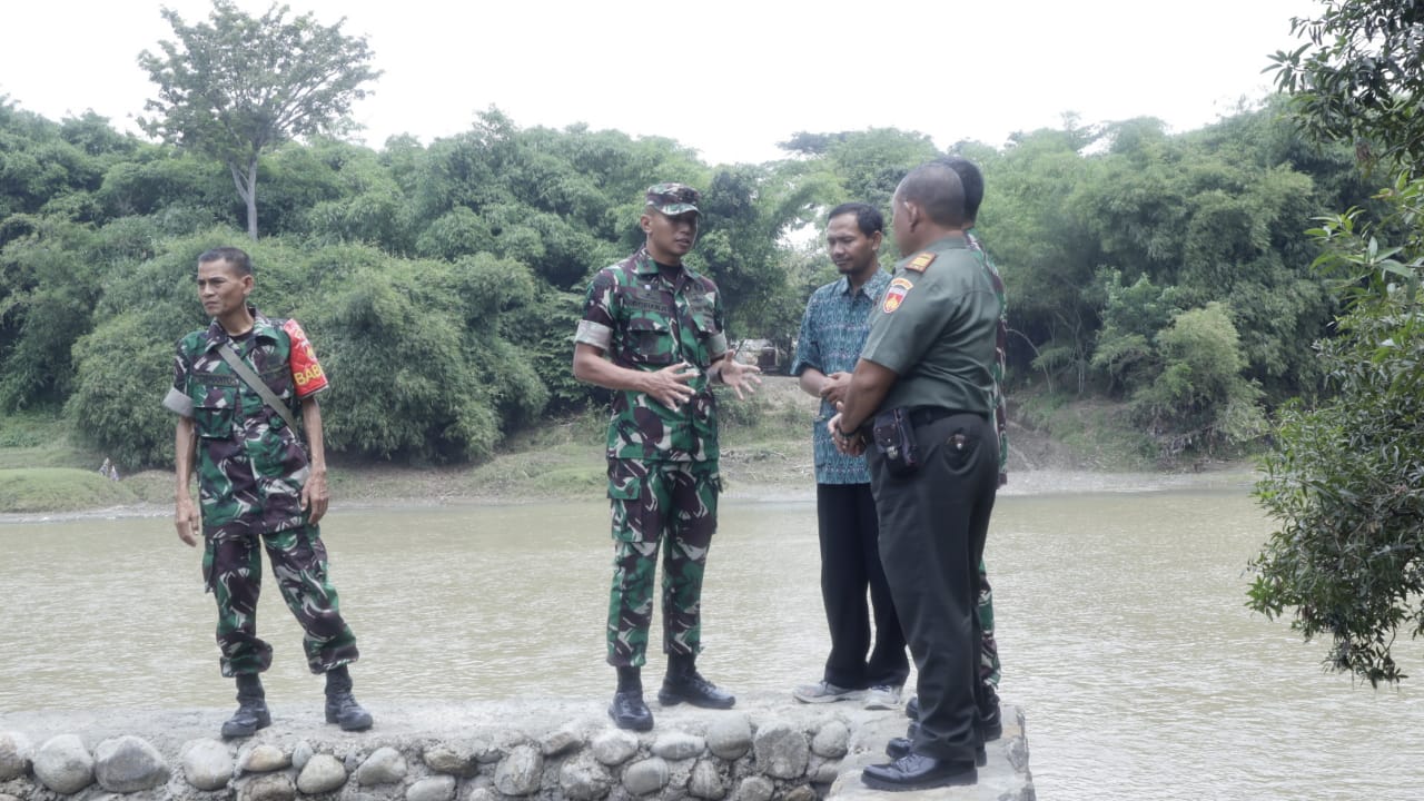 Dandim Pemalang Tinjau Pembangunan Jembatan Gantung Penghubung Dua Desa