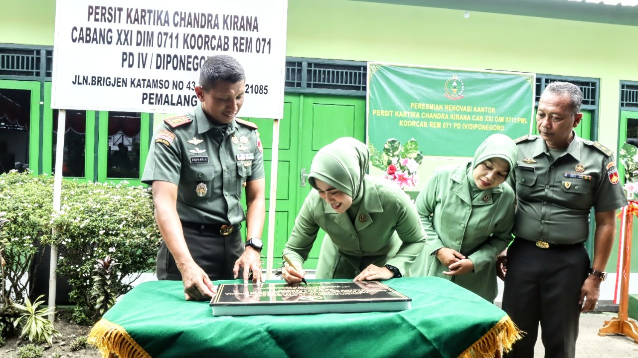 Ketua Persit Kartika Chandra Kirana Cabang XXI Kodim Pemalang Bersama Dandim Resmikan Renovasi Kantor Persit