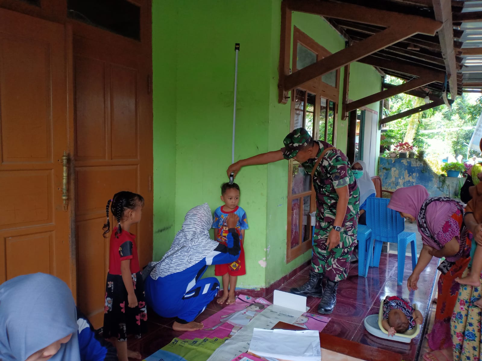 Cegah Stunting Babinsa Koramil 09/Bantarbolang dampingi Posyandu