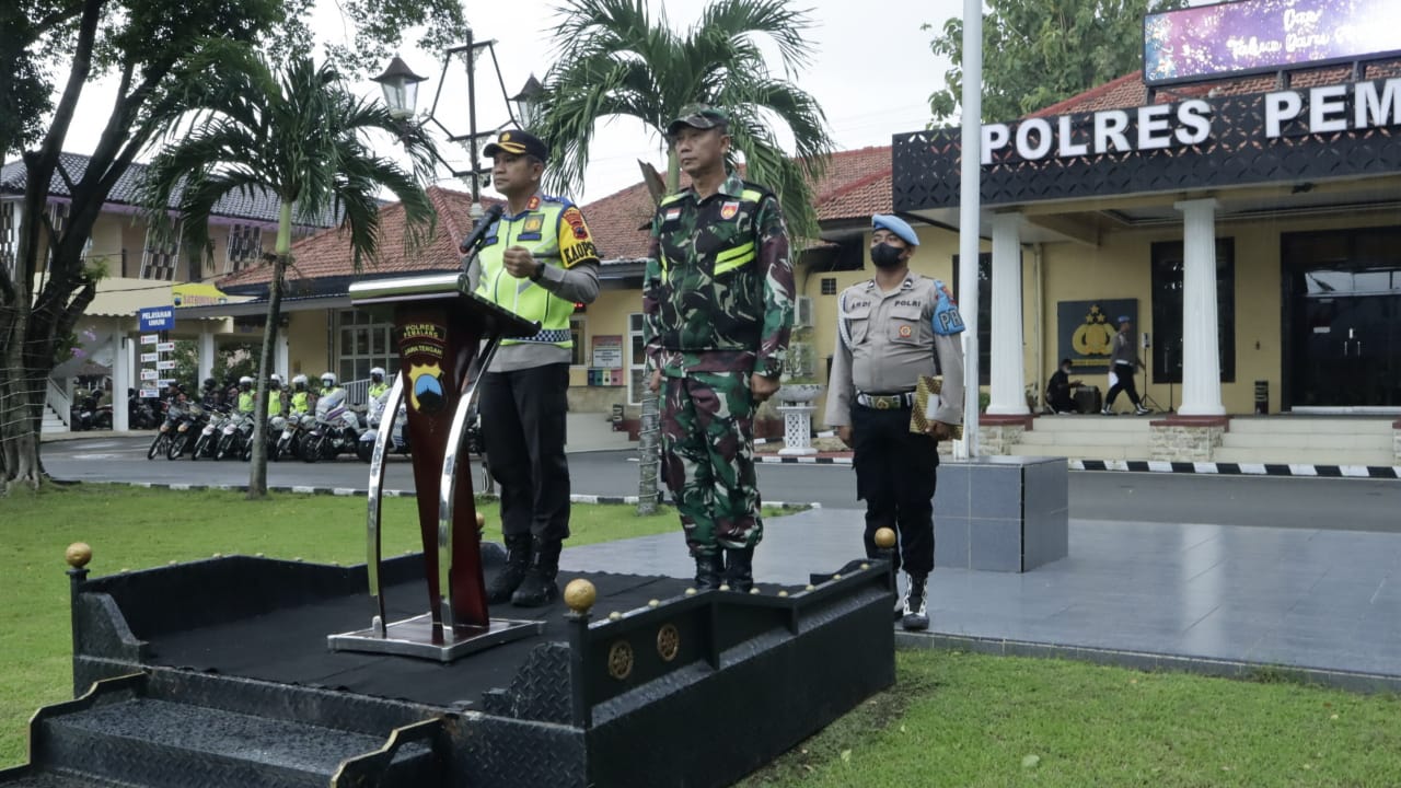 Kasdim Pemalang Dampingi Kapolres Pimpin Apel Pergeseran Pasukan Pengamanan Malam Tahun Baru 2023