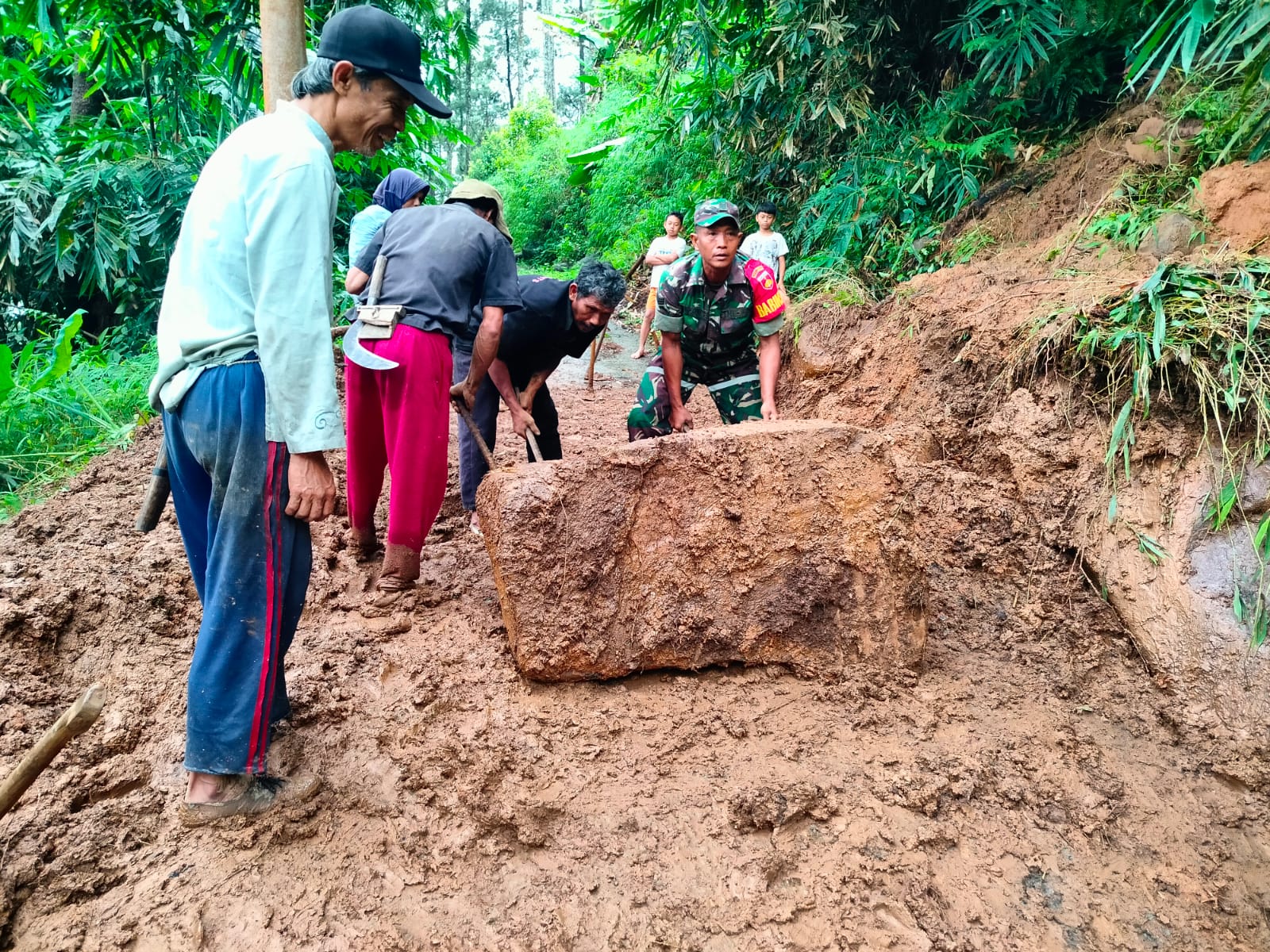 Babinsa Simpur Bersama Warga Bersihkan Material Longsor Yang Menutup Jalan