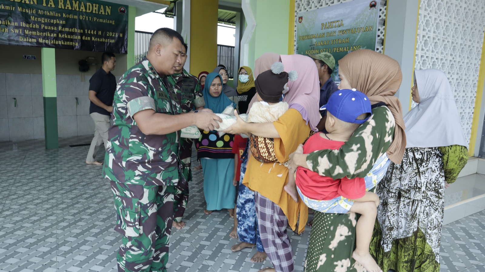 Dandim Pemalang Salurkan Zakat Fitrah Kepada Yang Berhak Menerima (Mustahiq).