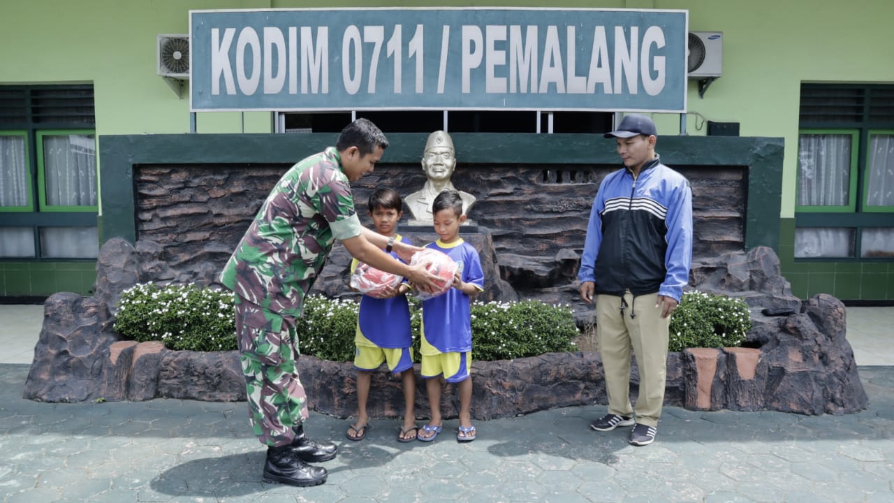 Kodim Pemalang Serahkan Bola Kaki Bantuan Dari Danrem 071/Wijayakusuma Untuk SSB dan Club Sepak Bola