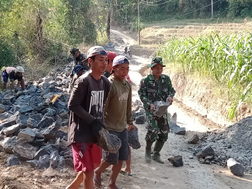 Semangat Gotong-royong Satgas TMMD Kodim Pemalang Bersama Masyarakat Bangun Jalan Penghubung