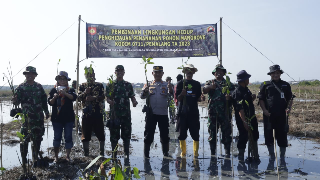 Kodim 0711/Pemalang menggelar Program Pembinaan Lingkungan Hidup Dengan Tanam 1.200 Mangrove