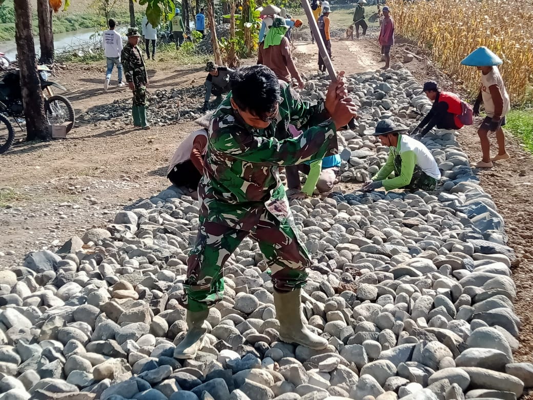 Satgas TMMD Sengkuyung Kodim Pemalang dan Warga Kebut Pengerjaan Jalan Makadam