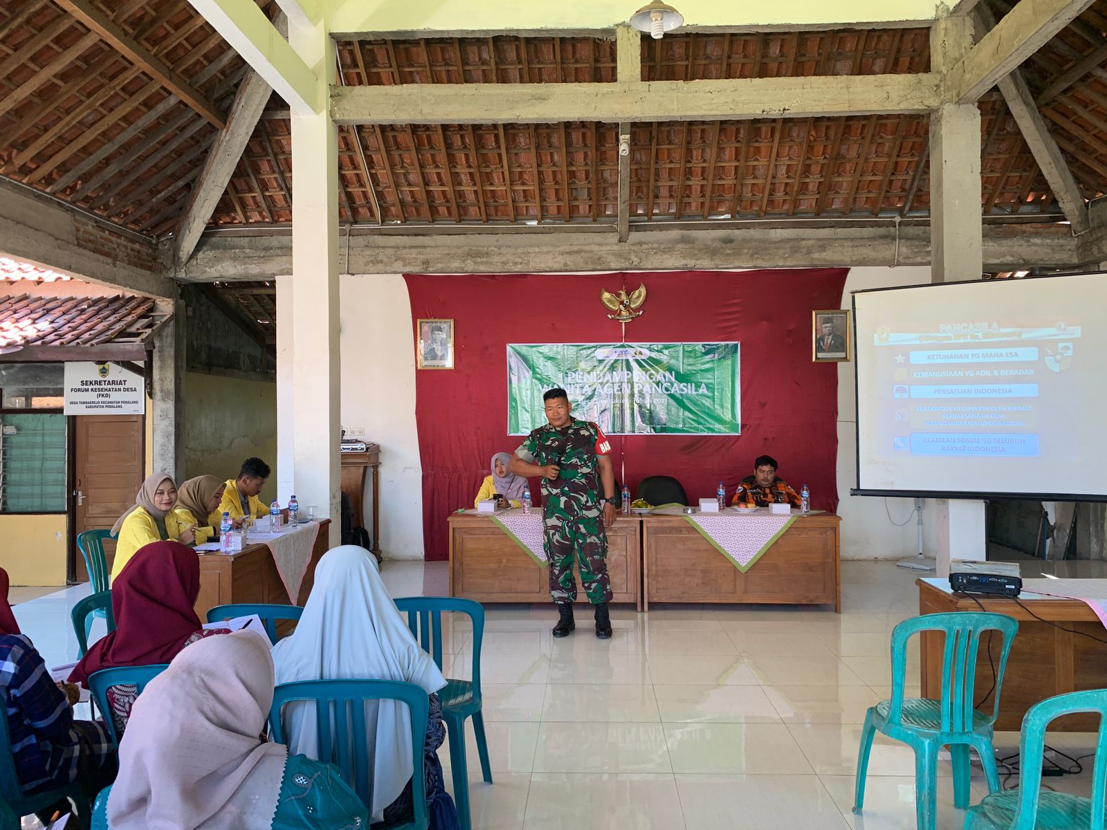 Babinsa Koramil Pemalang Sosialisasikan Wanita Agen Pancasila kepada Mahasiswa KKN UNNES Semarang dan Warga