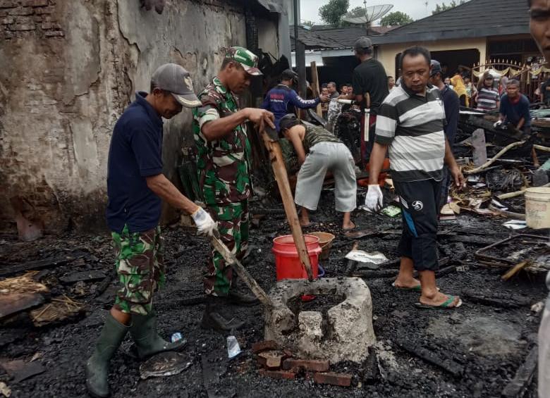 Babinsa Bantu Evakuasi Rumah Warga yang terdampak Kebakaran