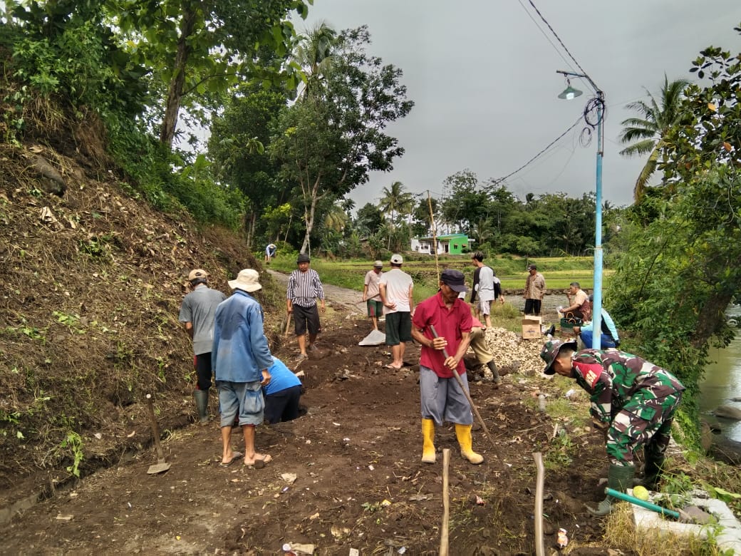 Babinsa Koramil 08/Randudongkal Jalin Silaturahmi Dengan Jalan Kerja Bakti