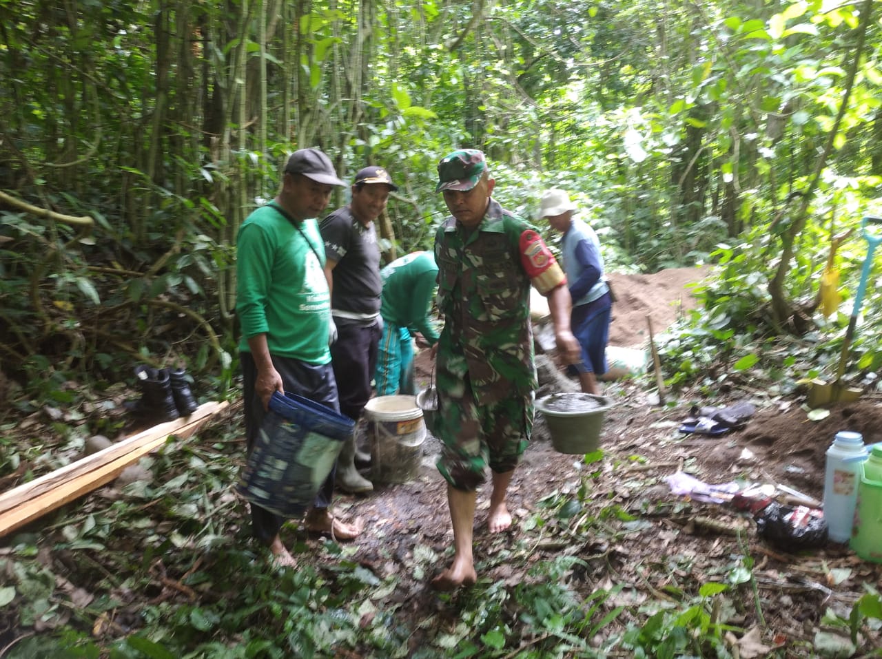 “Kerja Bakti Masyarakat Desa Bulakan: Membangun Tampungan Air Bersih untuk Kemandirian”