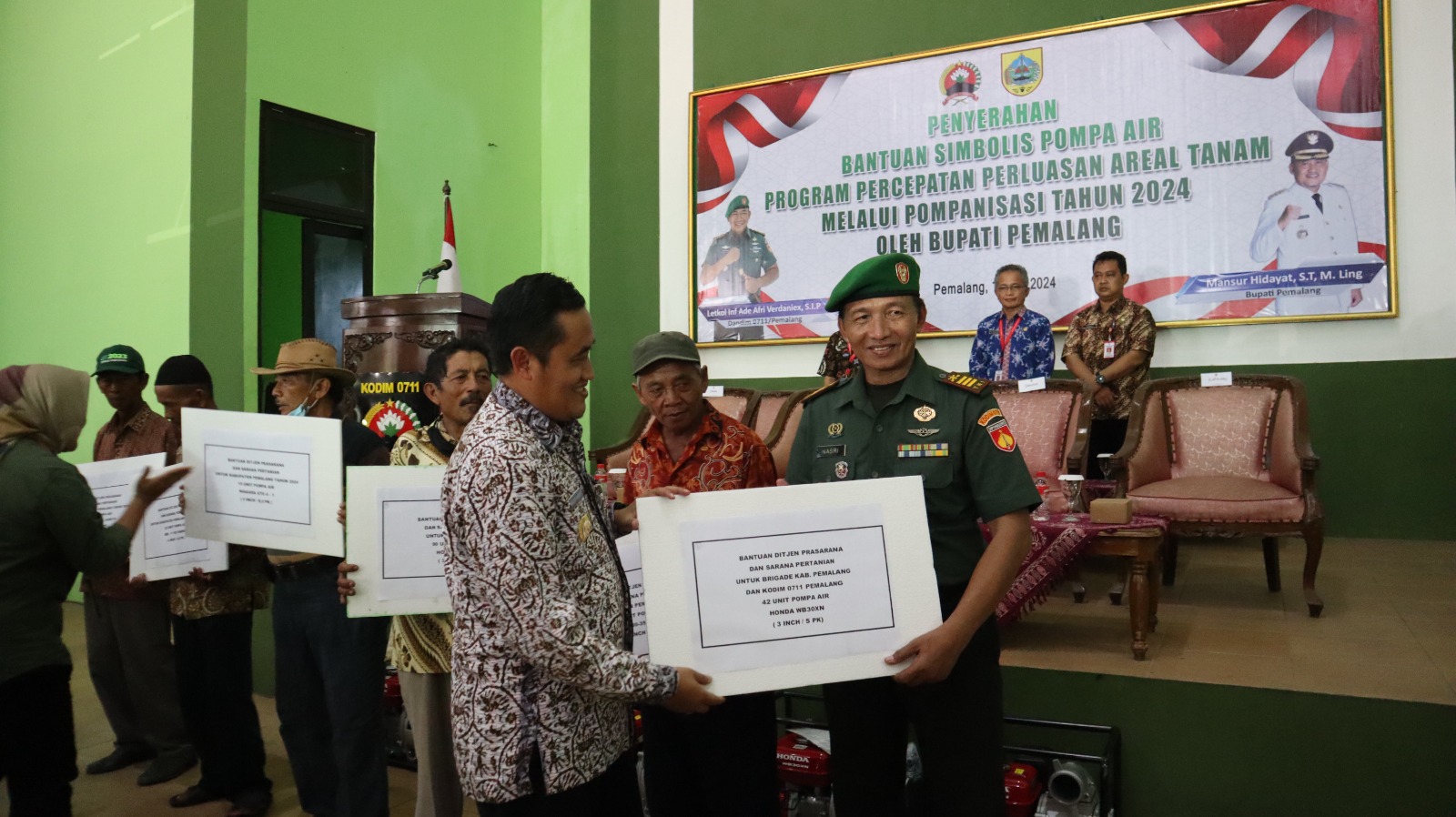 Mewujudkan Program Percepatan Perluasan Areal Tanam Bupati Pemalang Serahkan Bantuan 216 Unit Pompa Air